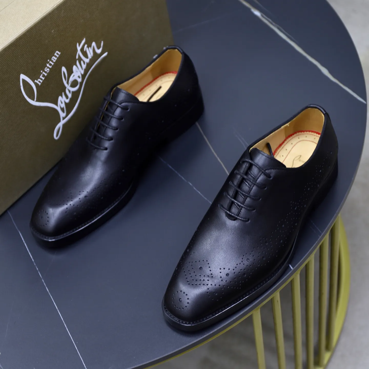 Ex-factory price: 620💰Christia*.Loubouti*🆑High-end men’s business formal leather shoes | Classic red sole shoes | Original imported first-layer cowhide | Water-dyed cowhide lining | Italian imported red rubber outsole | High-end luxury | Perfect interpretation of fashion, sunshine, style, suitable for various occasions Size: 39-44 (38.45 custom-made)